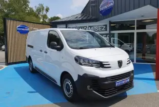 PEUGEOT Expert Fourgon blanc vu en 3/4 avant droit, avec calandre noire et logo Peugeot visible, stationné devant un bâtiment.
