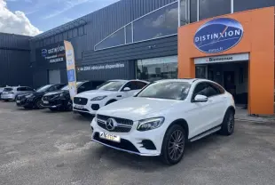 Mercedes GLC Coupé blanc diamant brillant designo vu en 3/4 avant droit devant un concessionnaire Distinxion.