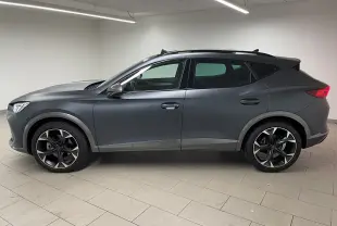 Profil côté gauche du CUPRA Formentor 1.5 TSI 150 DSG7 VZ-LINE 2023 en gris magnétique mat avec jantes sport noires.