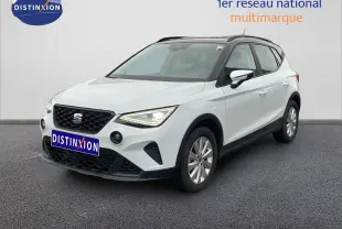 SEAT Arona blanc alpin métal avec toit noir, vue 3/4 avant droit, calandre noire et jantes argentées.