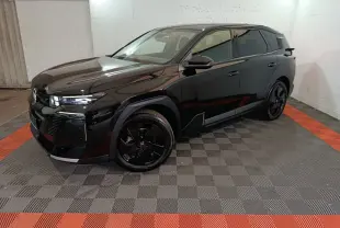 Vue 3/4 avant droite d'une Citroën C5 Hybride noire avec jantes noires et lignes anguleuses modernes.