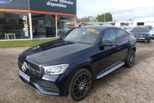 Mercedes GLC Coupé 300 hybride bleu foncé en 3/4 avant droit avec jantes AMG et marchepieds acier.