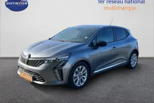 Renault Clio 2025 gris schiste métal vue 3/4 avant droit avec calandre distinctive et jantes alliage.