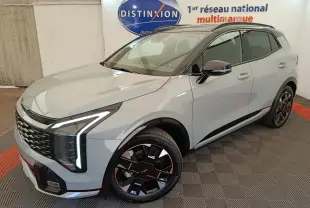 KIA Sportage gris clair en 3/4 avant droit, avec feux LED verticaux distinctifs et jantes noires stylées.