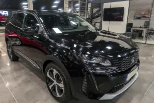 Peugeot 3008 BlueHDi 130 Allure noir Perla vue 3/4 avant droit en showroom avec jantes bi-ton distinctives.