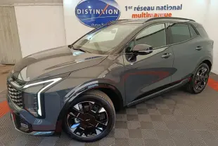 KIA Sportage 2026 gris foncé en 3/4 avant droit, avec phares LED verticaux et jantes noires distinctives.