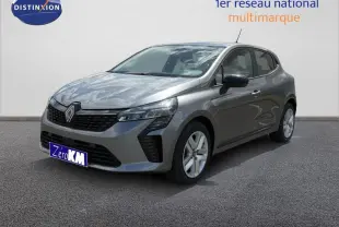 Renault Clio gris foncé vue 3/4 avant droit, avec calandre noire et jantes argentées sur sol gris.