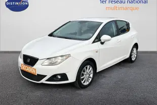 SEAT Ibiza blanche 2010 en 3/4 avant droit, avec phares allongés et jantes alliage visibles.