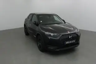 DS3 Crossback noir en 3/4 avant droit, avec calandre distinctive et phares LED DS Vision allumés.