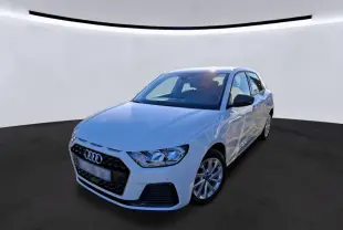 Audi A1 blanche vue en 3/4 avant droit, avec calandre noire et jantes alu 17 pouces dans un garage.