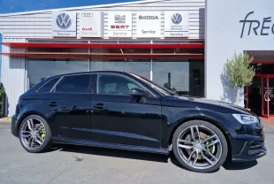 Audi S3 Sportback noir brillant vue de profil côté gauche, avec jantes sport et étriers de frein verts visibles.