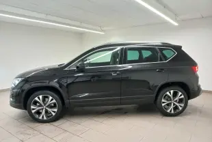 Vue latérale droite d'un SEAT Ateca 2.0 TDI 150 DSG7 Copa noir Magic Nacré avec jantes alliage 18 pouces usinées.