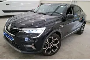 Renault Arkana noir 2022 en 3/4 avant droit, avec phares allumés et jantes alliage distinctives.