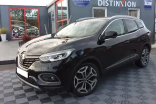 Renault Kadjar noir en 3/4 avant droit, avec jantes alliage distinctives et calandre chromée brillante.