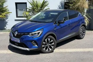 Renault Captur TCE 90 Techno bleu Iron avec toit noir, vue 3/4 avant mettant en valeur ses jantes alliage 17 pouces.