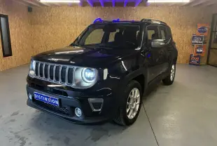 Jeep Renegade noir en 3/4 avant droit dans un garage, phare avant allumé et calandre distinctive à sept fentes.