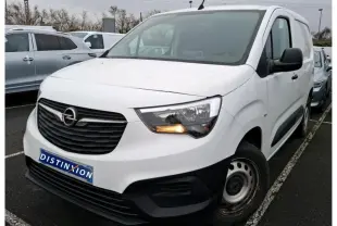 Vue 3/4 avant droit d'un Opel Combo Cargo blanc 2022 avec calandre noire et clignotant avant allumé.