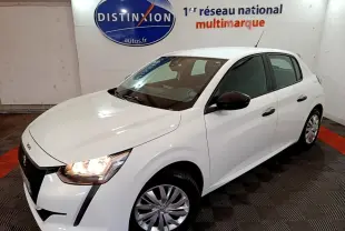 Peugeot 208 blanche vue en 3/4 avant droit, phare avant allumé et rétroviseur noir contrastant.