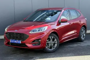 Ford Kuga 2024 rouge Lucifer en 3/4 avant droit, avec calandre noire et jantes alliage 18 pouces.