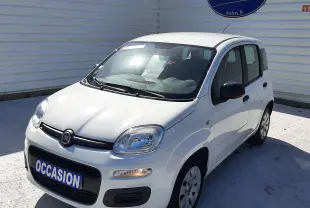 Vue 3/4 avant droite d'une Fiat Panda blanche 2018 avec plaque "OCCASION" sur un parking extérieur.