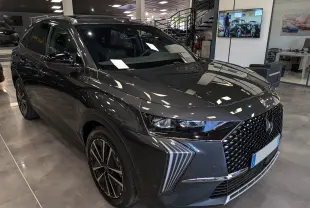 DS7 BlueHDi 130 gris 3/4 avant droit, avec calandre diamantée et feux LED verticaux distinctifs.