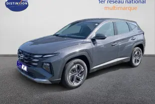 Vue 3/4 avant droit du Hyundai Tucson gris Ecotronic Metal avec calandre distinctive et jantes bi-ton.