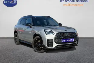 Vue 3/4 avant d'un MINI Countryman C 170ch JCW DKG7 argenté avec jantes noires sur fond neutre.