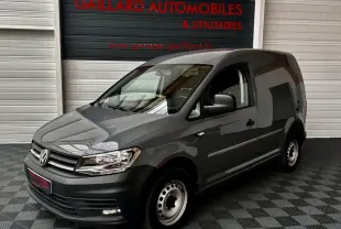 Vue 3/4 avant d'un utilitaire Volkswagen Caddy gris foncé avec calandre noire et jantes acier simples.