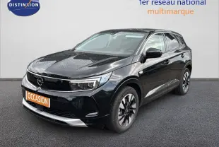Opel Grandland 2024 noir en 3/4 avant droit, avec jantes bi-ton et calandre moderne sous la pluie.