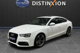 Audi A5 Sportback blanc vue 3/4 avant droit, avec jantes 5 branches foncées et calandre noire distinctive.