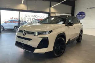 Citroën C5 Aircross blanc Okenite avec toit noir, vue 3/4 avant en intérieur de showroom.