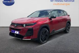 Citroën C5 Aircross Hybrid rouge rubis métal en 3/4 avant droit, avec jantes noires et détails noirs contrastants.