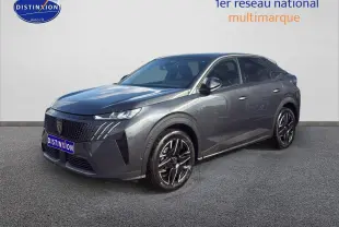 Peugeot 3008 gris titane en 3/4 avant droit, avec jantes alliage et calandre noire distinctive.