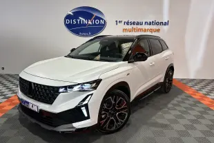 Renault Austral blanc nacré satin vu 3/4 avant droit avec toit noir et jantes noires bicolores.