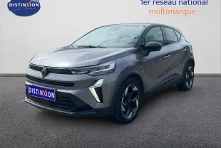 Renault Captur 2025 gris Cassiopée métal avec toit noir, vue 3/4 avant mettant en valeur ses feux LED et jantes biton.