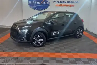 Citroën C3 BlueHDi 100 BVM PLUS noir vue de profil droit en intérieur, avec jantes distinctives et protections latérales blanches.