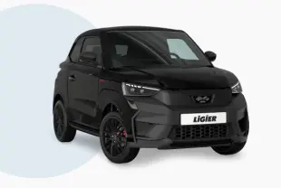 Vue 3/4 avant d'une Ligier JS50 Ultimate Revo D+ noire intense avec jantes noires et calandre moderne.