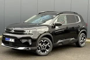 Citroën C5 Aircross noir Perla en 3/4 avant droit, avec jantes alliage bi-ton et barres de toit noires.