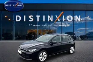 Volkswagen Golf 1.5 ETSI Evo2 noire vue 3/4 avant droit, avec jantes alu 17 pouces devant un showroom Distinxion.