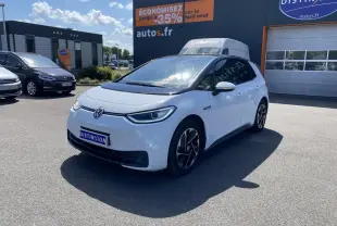 Volkswagen ID.3 blanc glacier métallisé vu en 3/4 avant droit avec jantes alliage et toit panoramique.