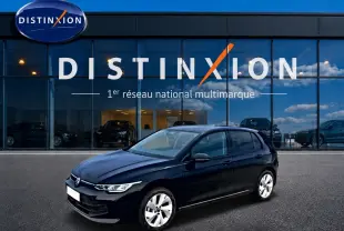 Volkswagen Golf noir vue 3/4 avant droit, avec jantes alu 17 pouces, devant une vitrine Distinxion.