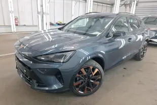 Vue 3/4 avant d'une CUPRA Formentor gris magnétique avec jantes alliage 19'' cuivrées dans un garage.