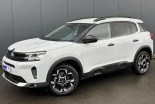 SUV Citroën C5 Aircross blanc Okénite en 3/4 avant droit avec jantes alliage bi-ton et barres de toit noires.
