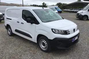 Peugeot Partner blanc en vue 3/4 avant droit, fourgon utilitaire avec protections noires et jantes acier.
