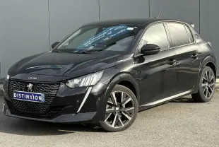 Peugeot 208 noir perla vue 3/4 avant droit avec jantes alliage et signature lumineuse LED verticale