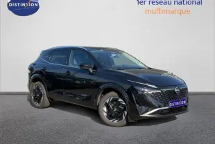 Nissan Qashqai 2025 noir Kuro métallisé en 3/4 avant droit avec jantes alu noires et calandre distinctive.