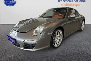 Porsche 911 (997) Carrera PDK gris vue 3/4 avant droit avec jantes alu et intérieur cuir marron visible.
