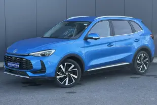 MG Motor ZS 1.5 Hybrid+ 197 Luxury bleu Como en 3/4 avant droit avec jantes alliage 18 pouces et rails de toit.