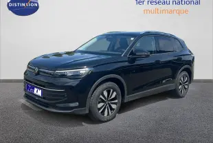 Volkswagen Tiguan noir Grenadilla métal en 3/4 avant droit, avec jantes bi-ton et calandre épurée.