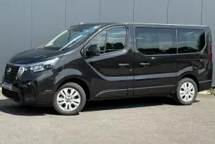 Vue de profil côté gauche du Nissan Primastar Combi noir Minuit avec portes latérales coulissantes et jantes alliage.